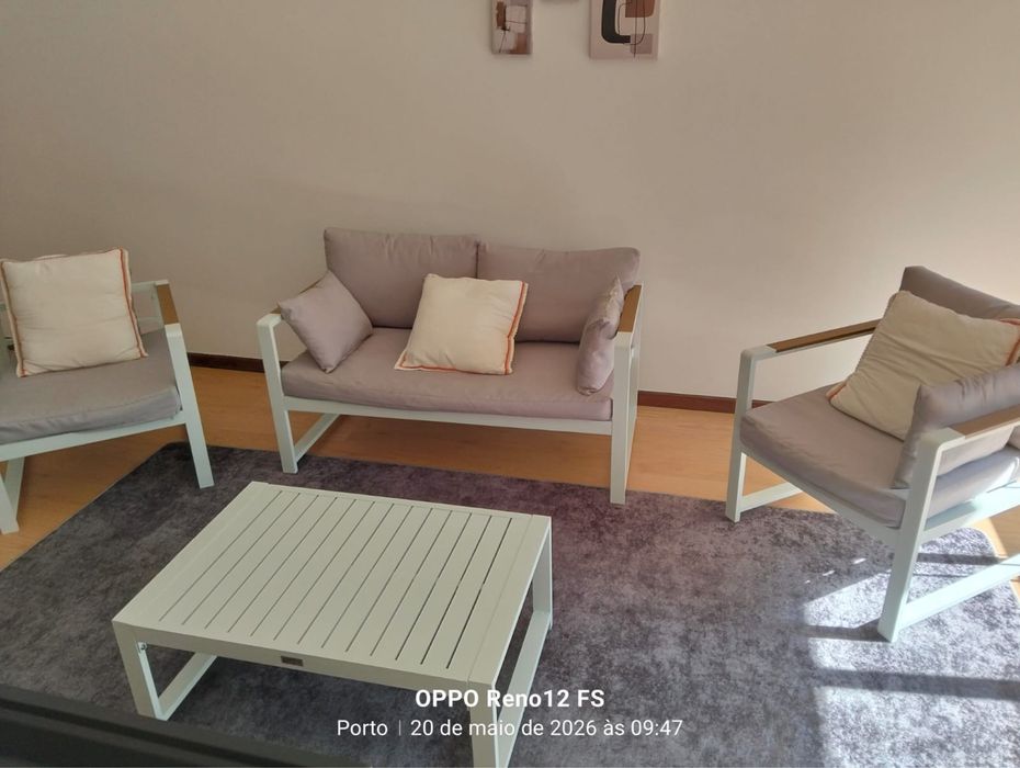 Jogo de sofas completo com mesa de centro e tapete