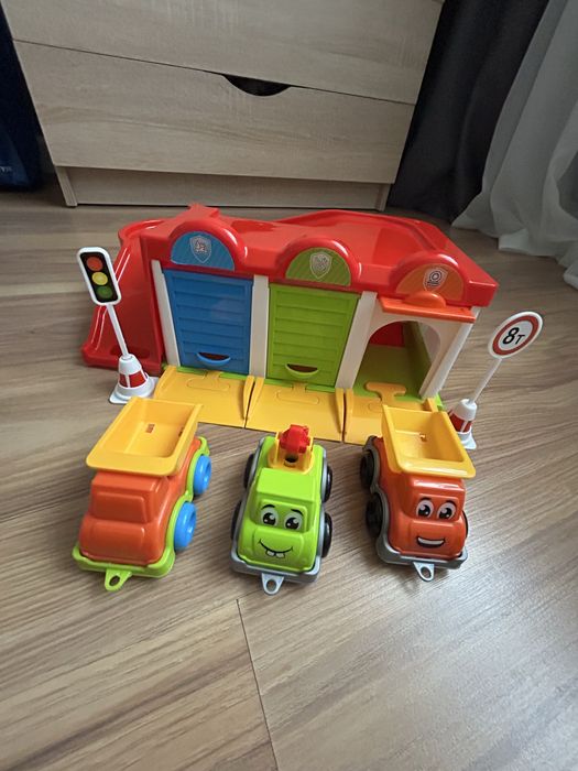 Гараж+3 машинки и дорожные знаки