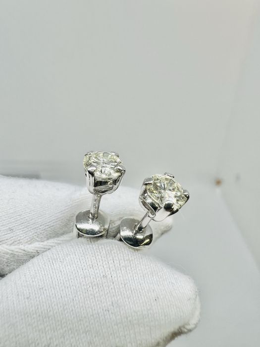 Золотые серёжки Пусеты с натуральными бриллиантами 0.88 карат. 1950$