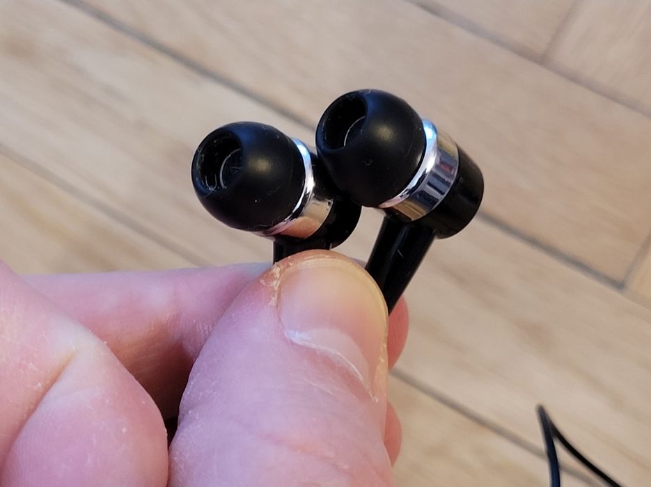 Słuchawki przewodowe czarne Samsung krótki kabel powystawowe