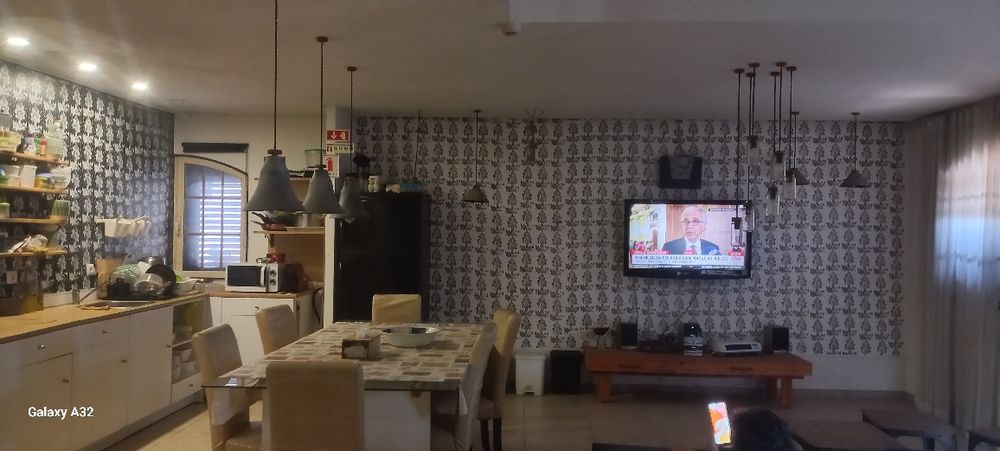Quartos com casa de banho privada  , cozinha com todos os electrodomésticos  , 290 € com tudo incluido agua luz e net