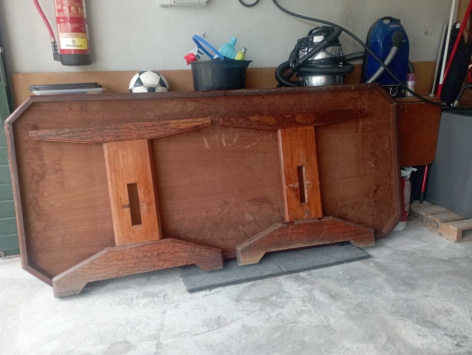 Mesa maciça em madeira