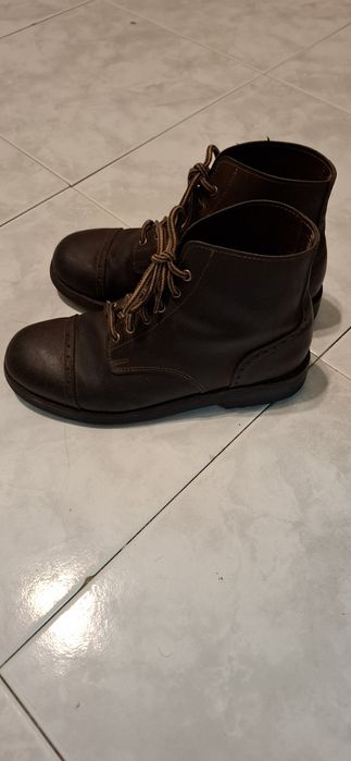 Bota castanha em pele 35,todas cozindas,sola tipo pneu.