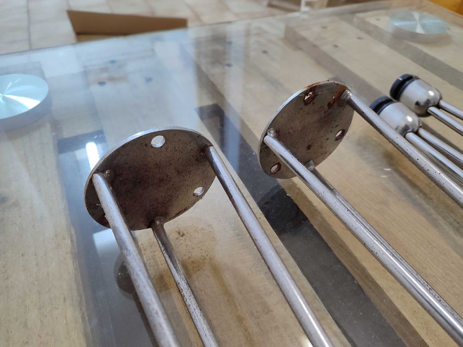 Mesa de vidro com pés de ferro e duas paletes de madeira