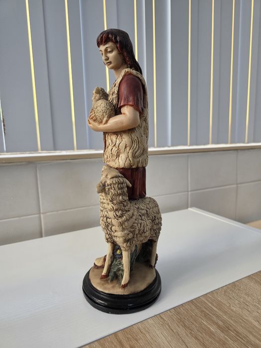 Estatueta "Jovem Pastor com Ovelhas" em Marfinite – Pintada à Mão
