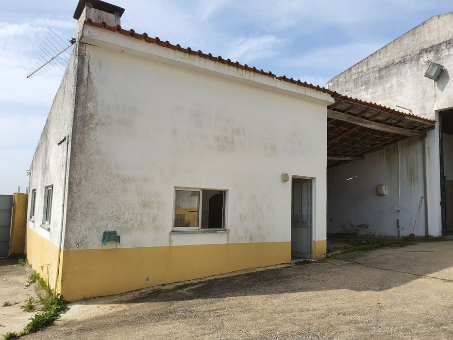 Arrenda-se Armazém 700m2