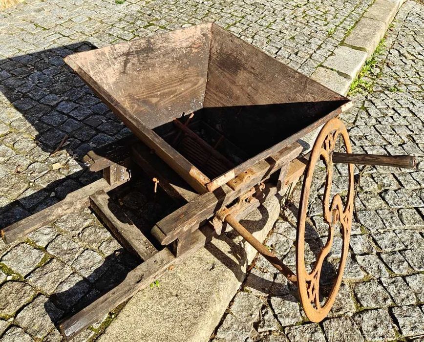 Esmagador/Reladeira de uvas antiga