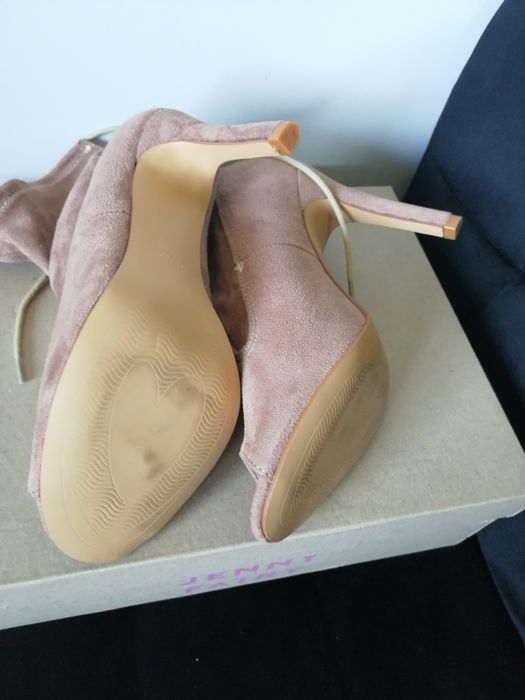 Nowe zamszowe buty na obcasie rozm 37