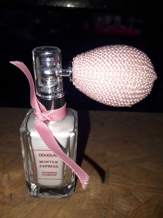 NOWY Brokatowy puder z pompką z DOUGLASA