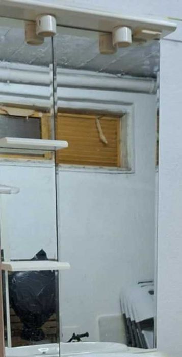 Espelho c/iluminação e c/tomada eléctrica (está como novo)