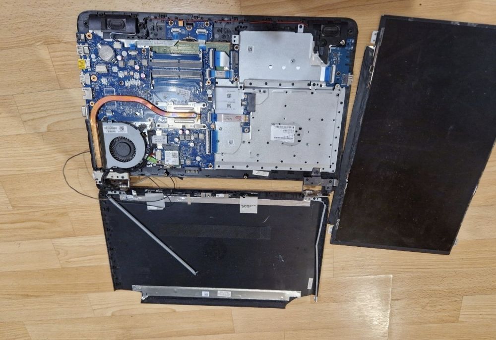 Запускається Запчастини до ноутбука HP  i7 7th gen клавіатура материнка процесор все що на фото