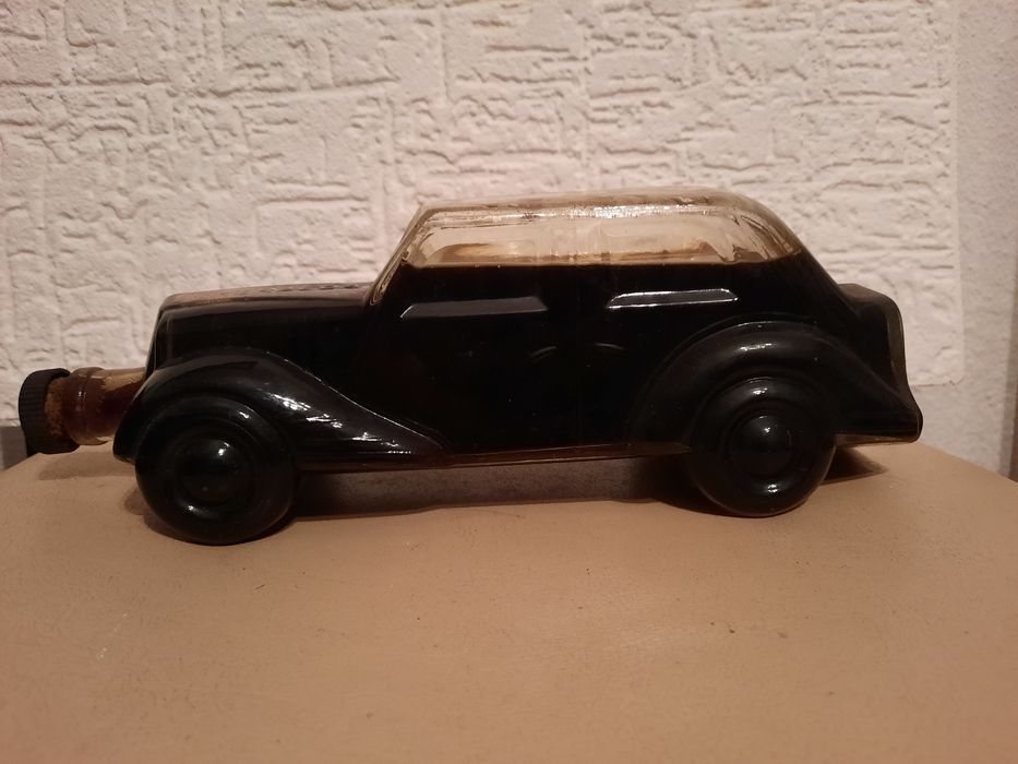 Garrafa em vidro muito antiga em forma de carro