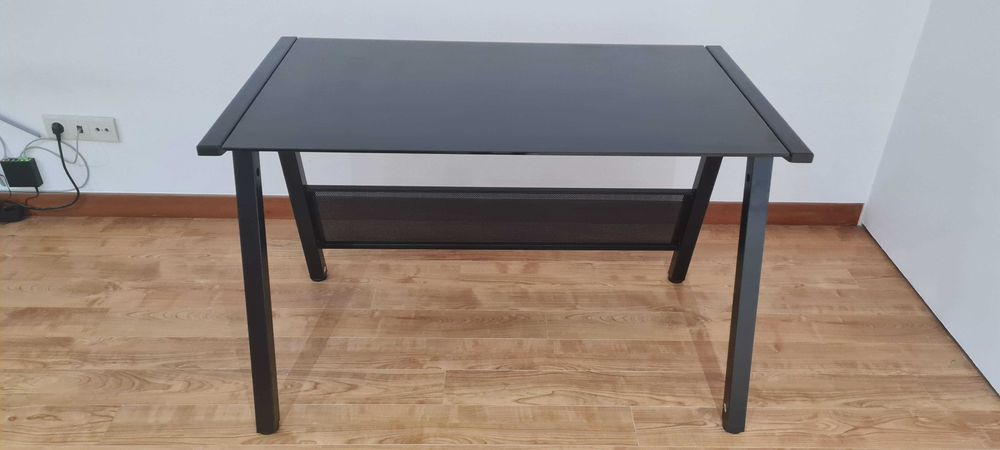 Secretária de Vidro Temperado com Estrutura Metálica