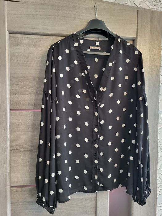Чудова блуза,легка тканина у горошок. Ідеальний стан,б/у.Ціна-350 гр.
