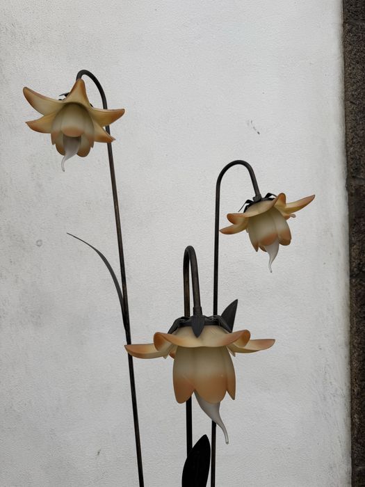 Candeeiro de pe alto com flores