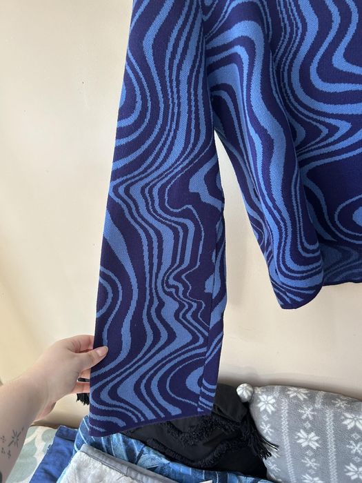 Niebieski sweter szerokie rękawy dekolt karo