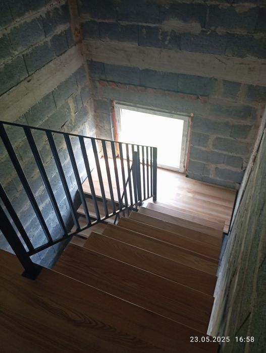 Schody, balustrady na konstrukcji metalowej, stalowej