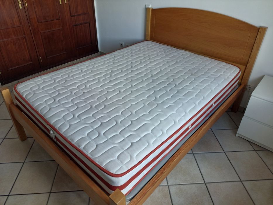 Cama de casal em madeira