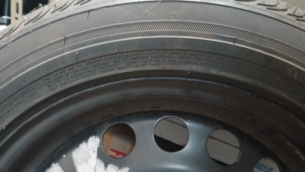 Roda suplente de um opel Astra