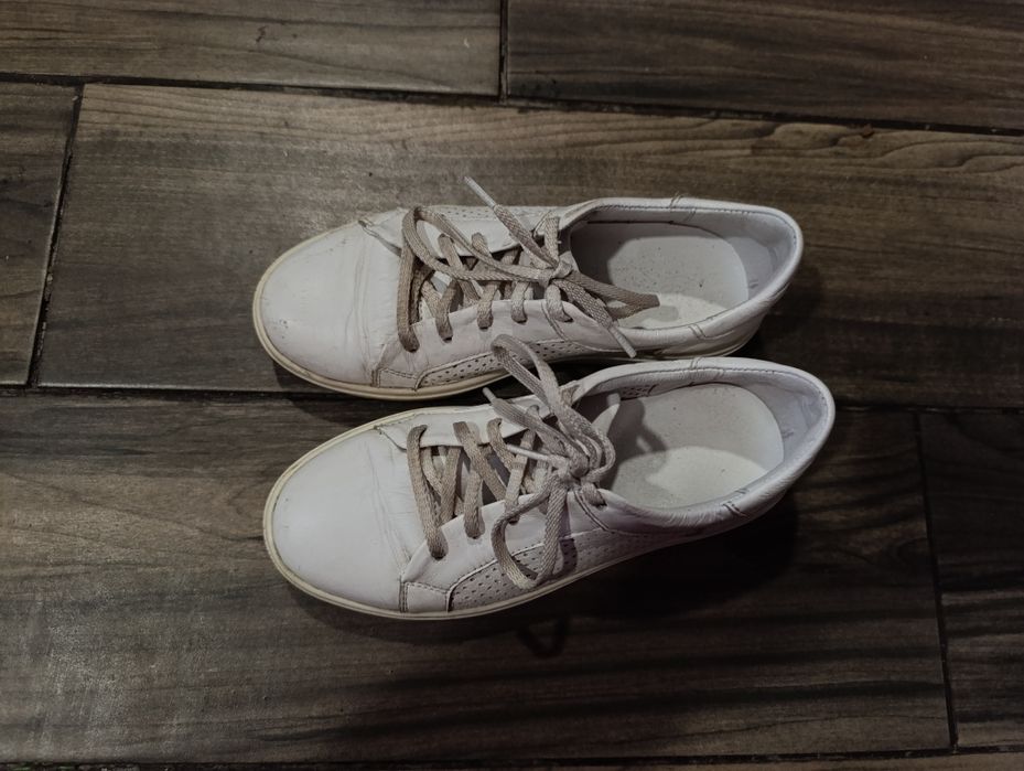 Продам 2 пари кросівок