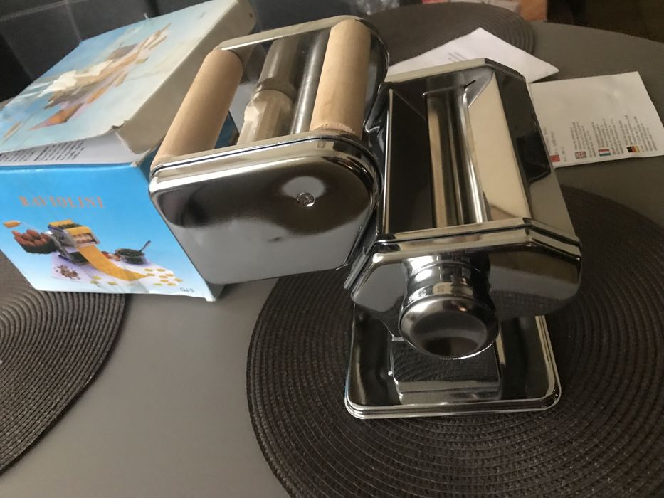 Локшинорізка, тісторозкатка  , равіольниця.