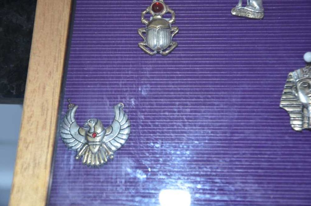 Expositor com 16 medalhas com símbolos míticos do Antigo Egipto (Atum Ra), feito na Inglaterra