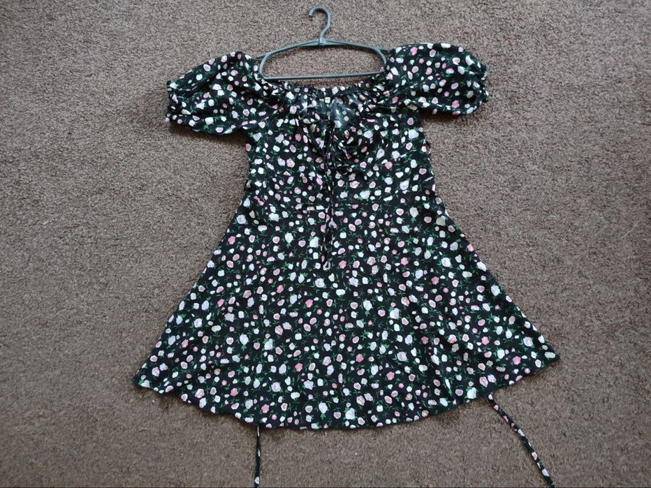 Чорна сукня у квіточку