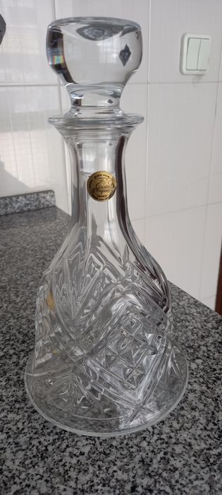 Garrafa de licor de cristal.
