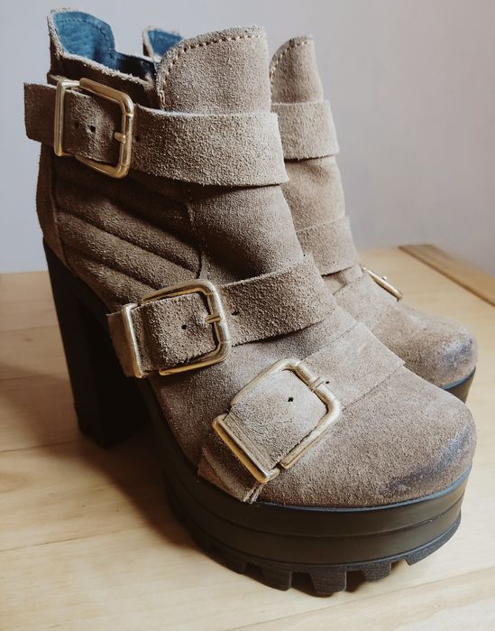 Botins em camurça 37