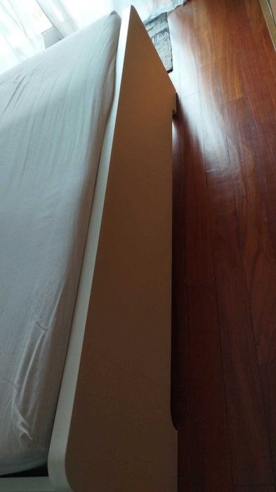 Cama de casal com duas mesas de cabeceira