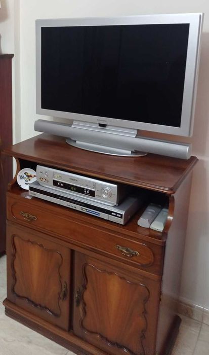 Móvel para TV / multimédia com bastante arrumação