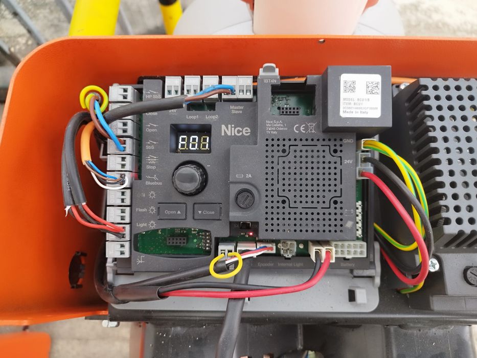 Manutenção, instalação e reparação de portas, portões e barreiras viár