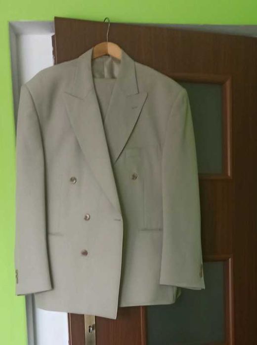 Beżowy garnitur, spodnie i marynarka. 2 rzędy