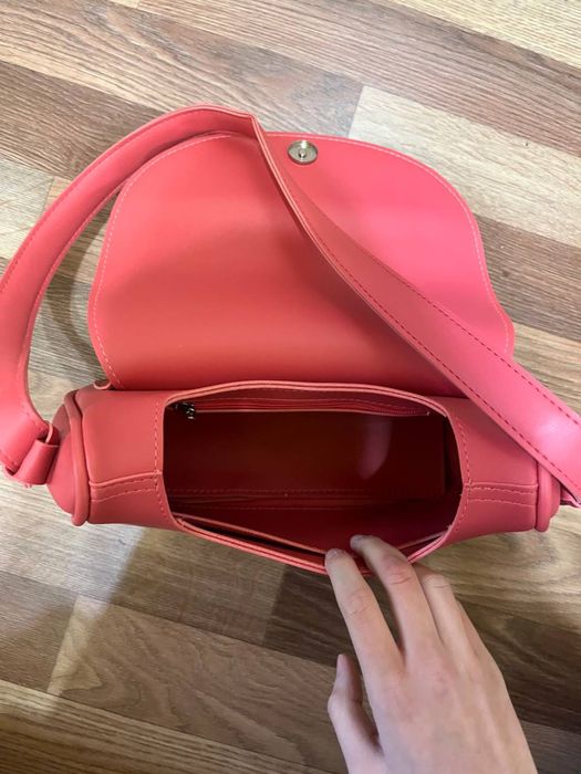 Нова малинова сумка-клатч, регульований ремінець, зручні відділення».