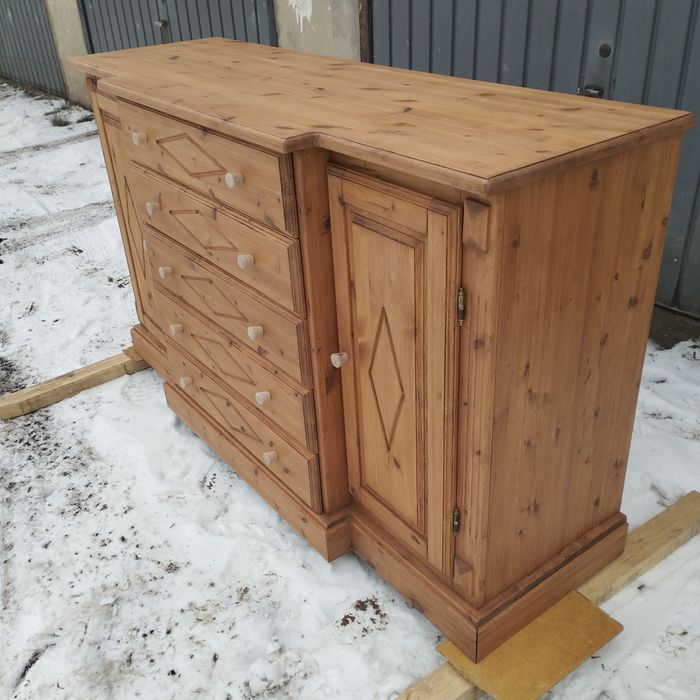 Ładna komoda sosnowa.