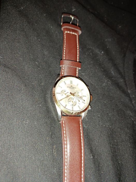 На изображении представлены мужские кварцевые часы-хронограф австрийск