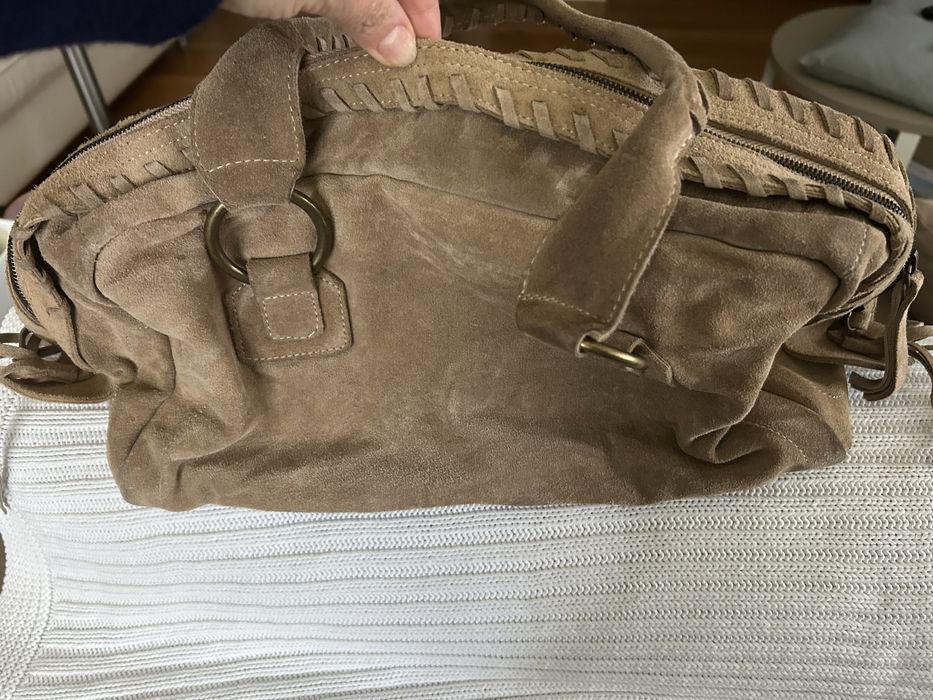 Carteira em camurça beje da Massimo Dutti