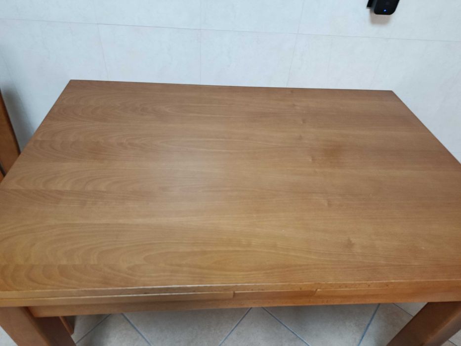 Mesa de madeira extensível e 4 cadeiras