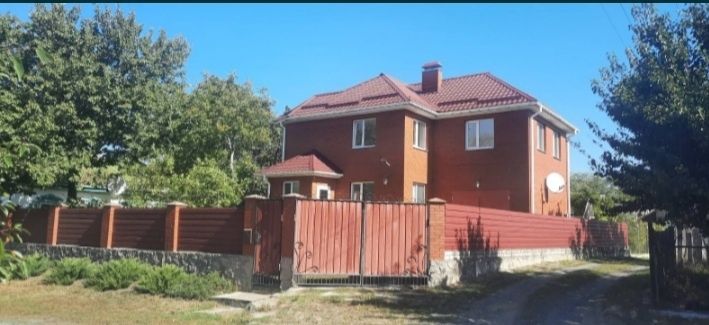 Гарний будинок біля річки .