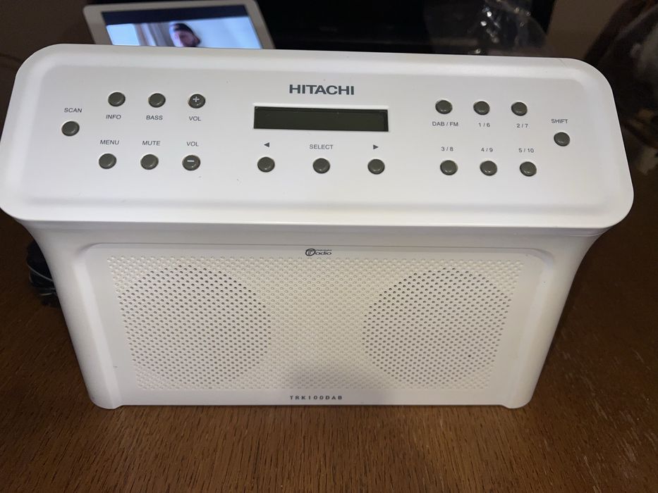 radio cyfrowe (DAB) marki Hitachi, model TRK100DAB stan bardzo dobry