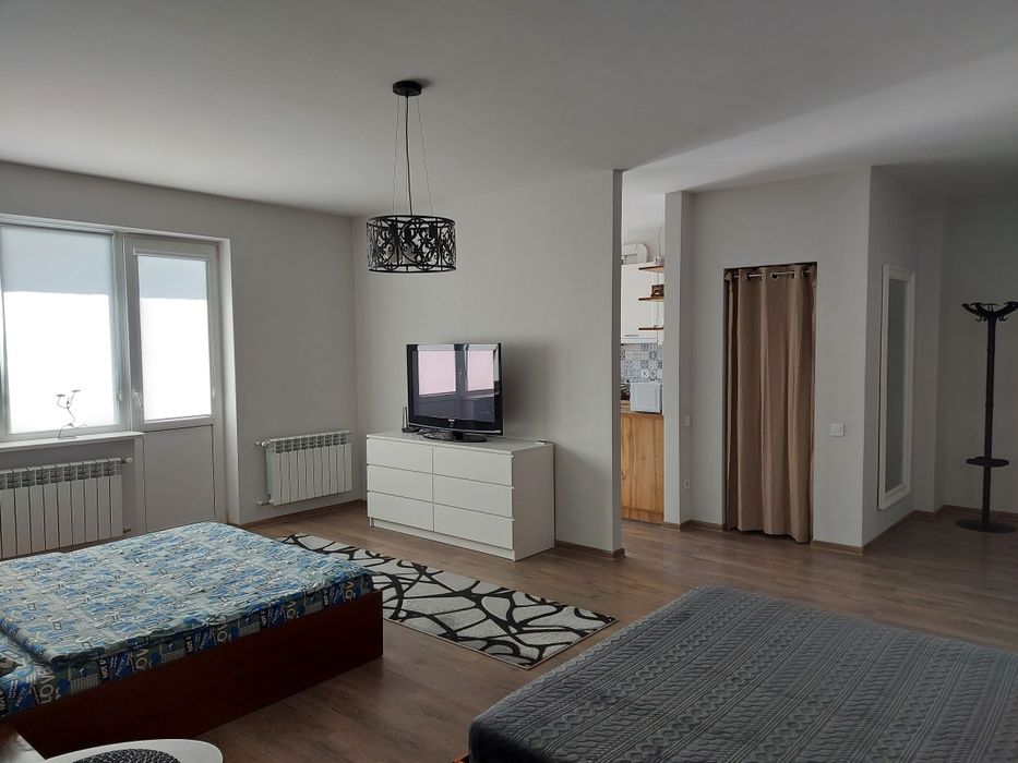 2 - кімнатна квартира. Погодинно. Подобово. ТРЦ " ЧАЙКА " Smart TV.