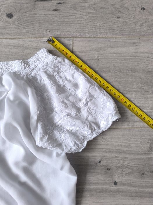 Bluzka biała krótki rękaw przód gładki prześwitujący tył wzory S/M 36