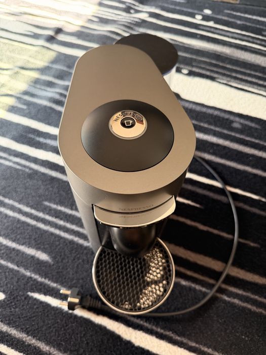 Máquina de Café Nespresso Vertuo Plus GDB2