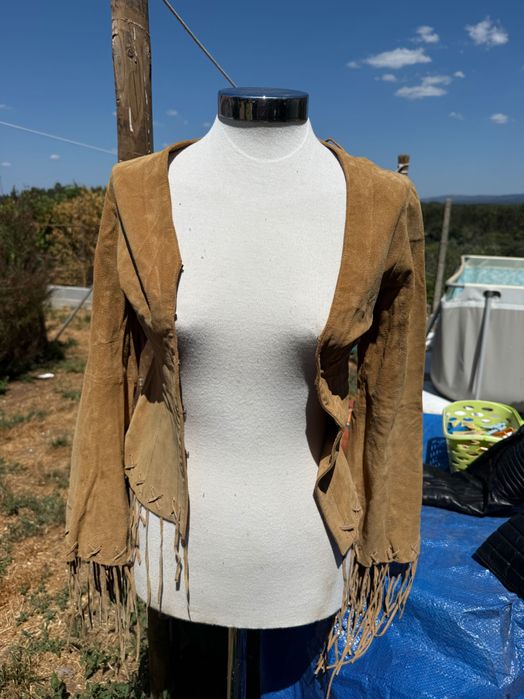 Casaco / Camisa em pele de porco com franjas, ajustável.