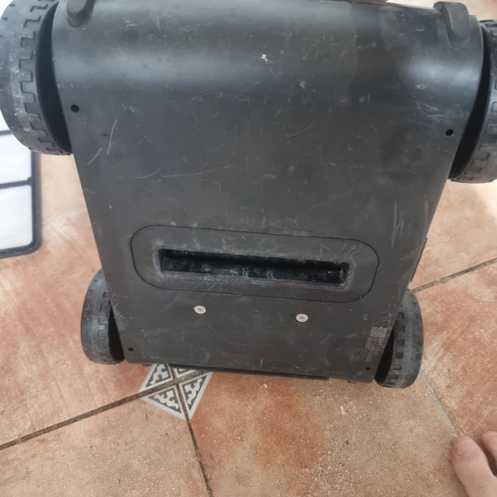 Robo limpeza piscina