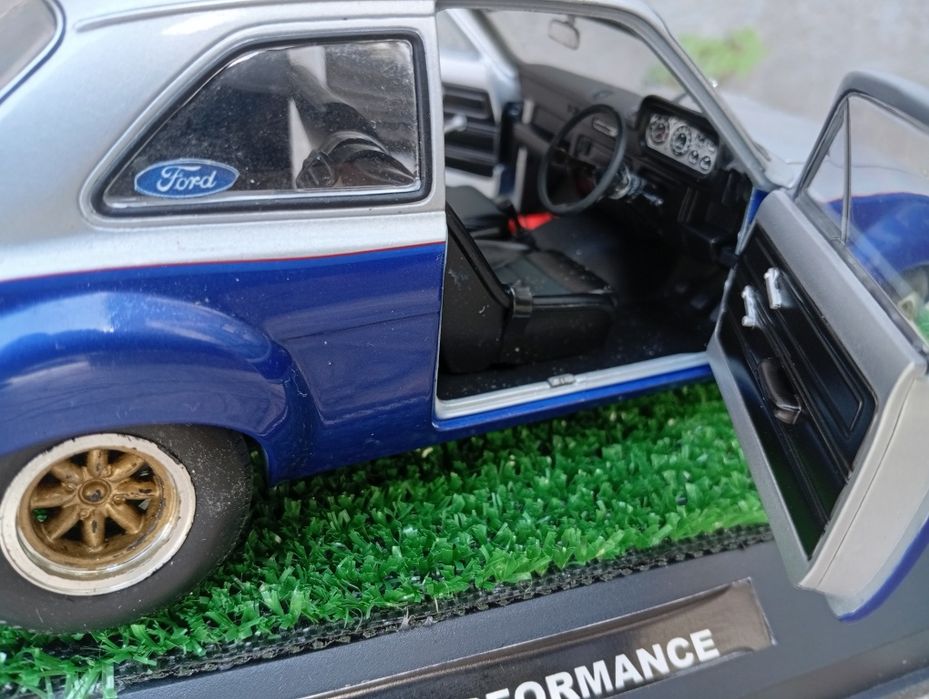 IXO Ford Escort MK II RS Rallye Suède 1982 – Vatanen/Harryman, 1/18, Neuf