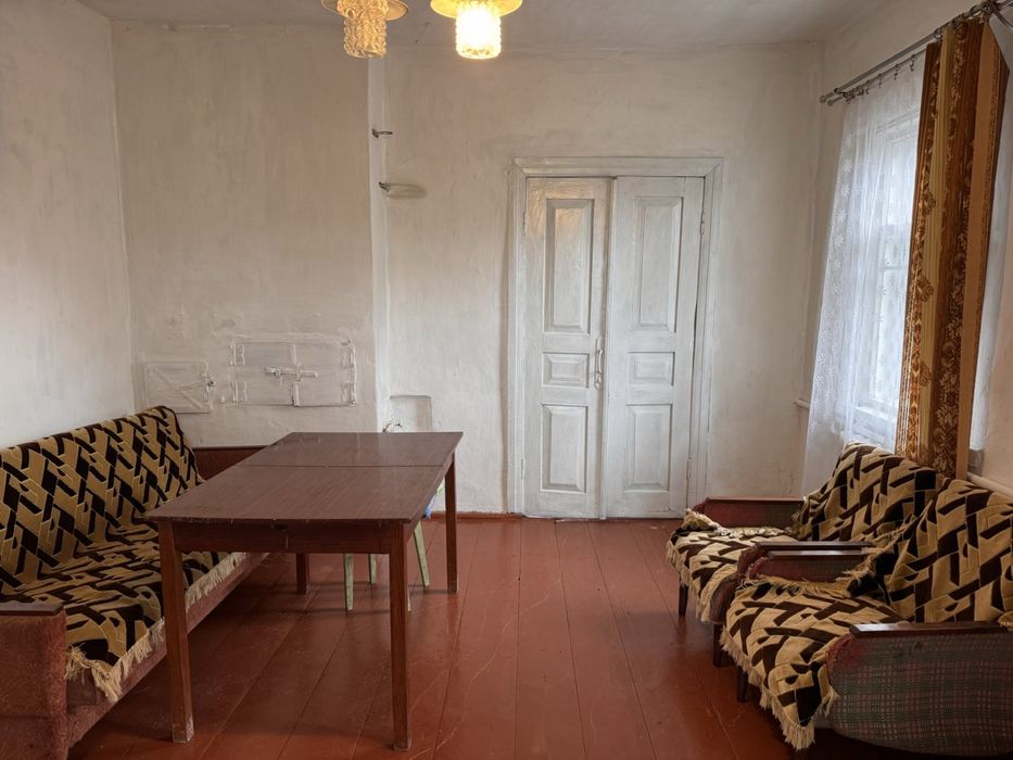 Продається затишний будинок площею 65 м² із присадибною ділянкою 10 соток у місті Остер!