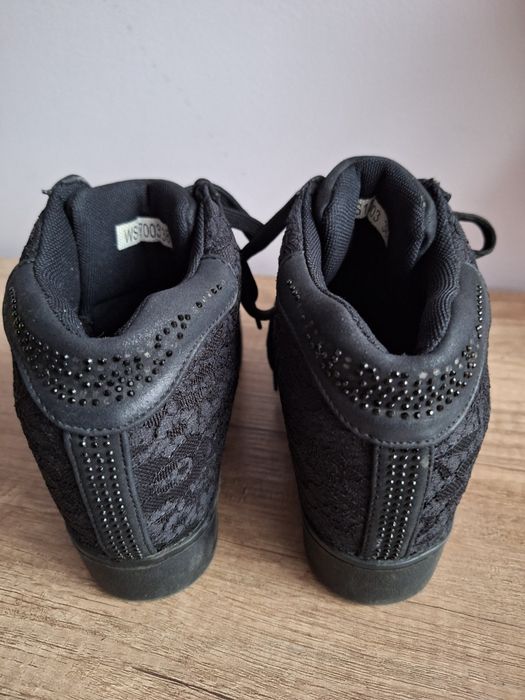 Buty na ukrytym koturnie 38