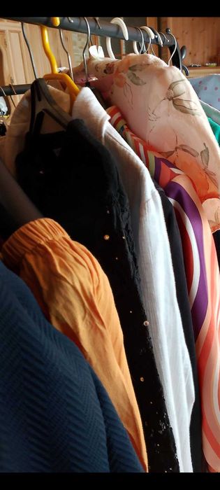 Wyprzedaż szafy – modne ubrania damskie.