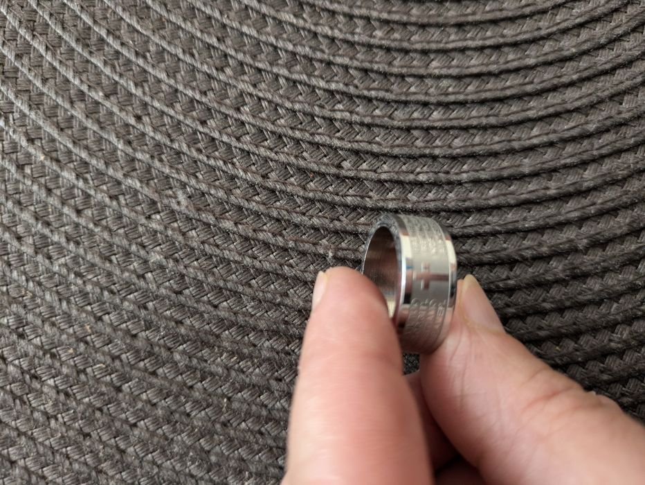 Piękna uniwersalna Obrączka gruba masywna z krzyżem i grawerem